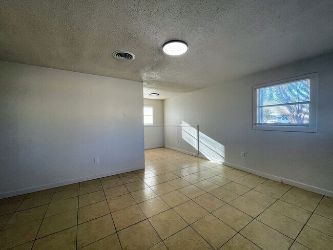 Building Photo - Modern Comfort Meets Texas Charm – Freshly-Renovated 3-Bed Retreat in Big?Spring