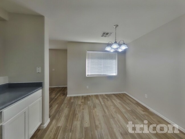 Foto del edificio - 10410 W Pioneer St