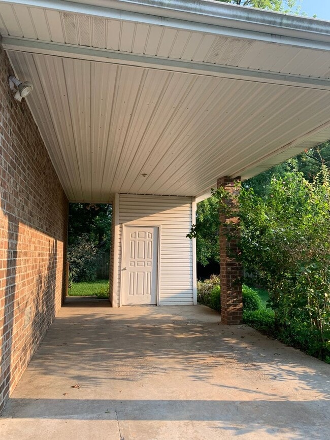 Building Photo - Walnut Grove House 3 Bedroom 1 Bath + covered car port!