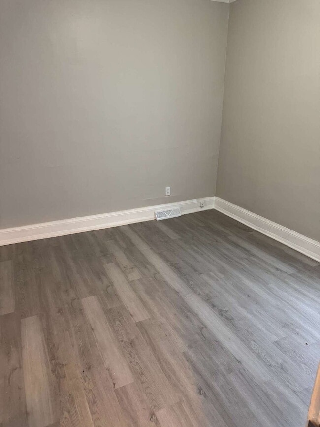 Foto del edificio - "Milwaukee Duplex: 3 Bedroom 1 Full Bath Lower