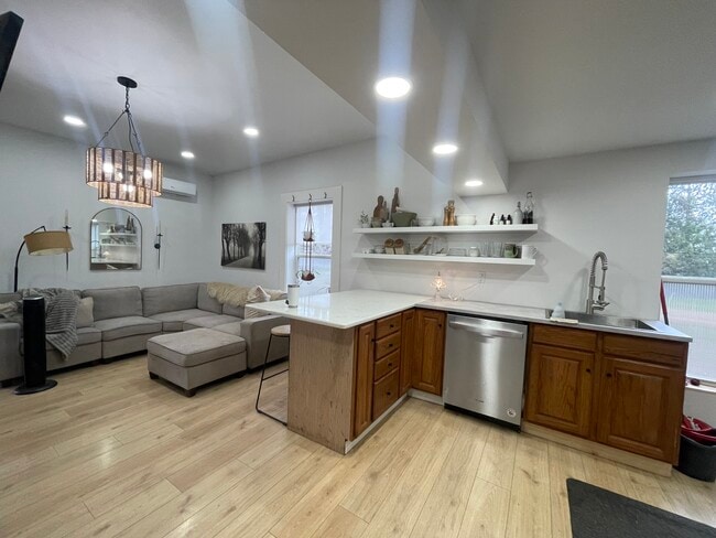 Building Photo - 419 S Mill St