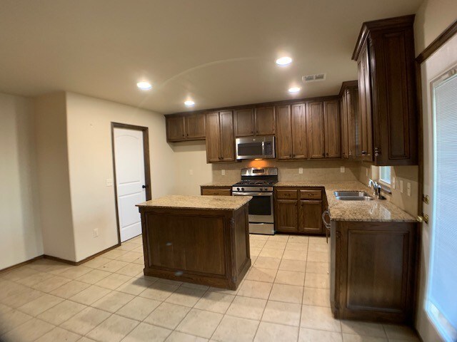 Building Photo - 1000 Ridgeway Dr