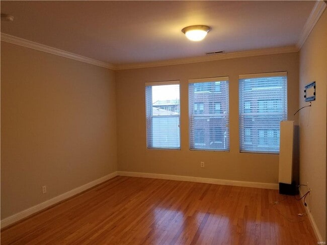 Building Photo - 6318 N Rosebury Ave