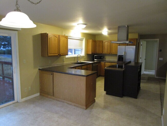 Foto del edificio - *PRICE IMPROVEMENT* Spacious 2 Story, 2 Bedroom, 2 Bath Home on Corner Lot in Ochoco West Subdivi...