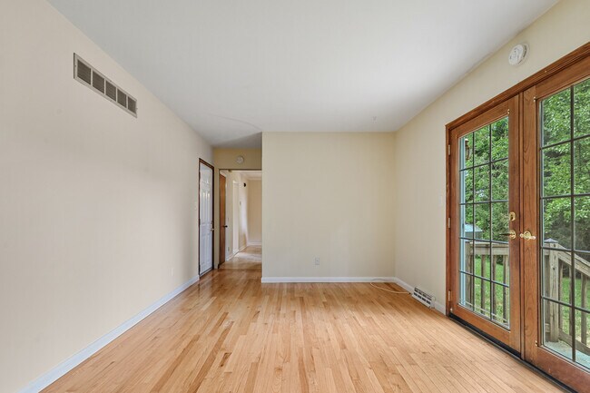 Building Photo - 631 Roberta Ave