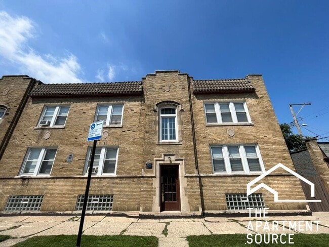 Building Photo - 2510 N LeClaire Ave