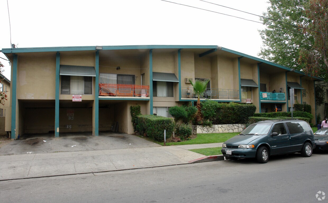 Foto del edificio - 8518 Willis Ave