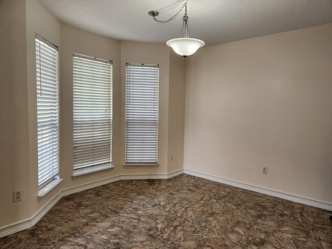 Building Photo - 1504 Beachview Dr