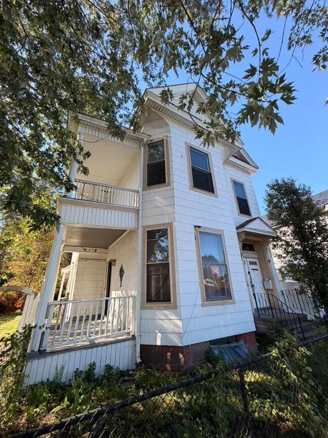 Building Photo - 301 5th Ave