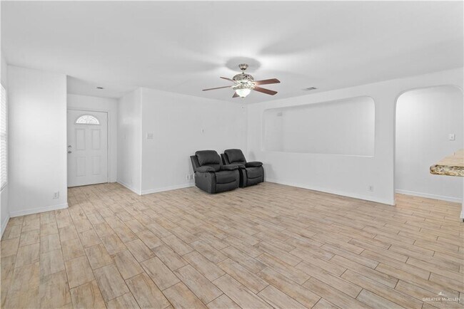 Foto del edificio - 23 Violet Ave