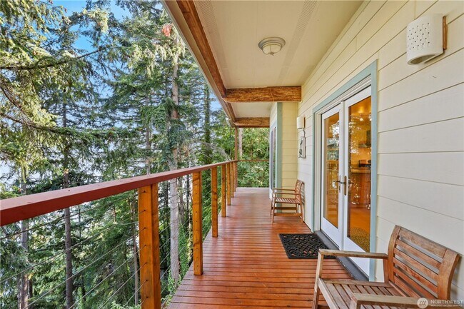 Foto del edificio - Elevated 2-Bedroom Home with Lake Sammamish Views