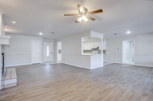 Foto del edificio - Large 4 bedroom!