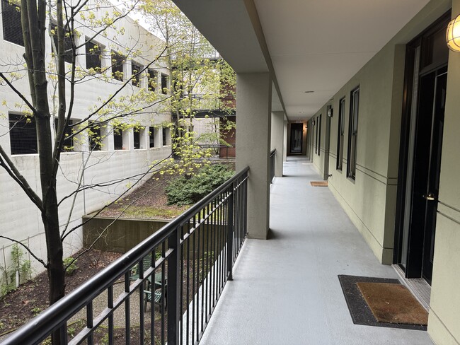 Building Photo - 40 College St