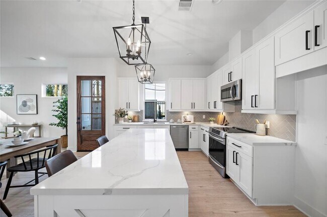 Foto del edificio - 6404 Highland Pine Ln