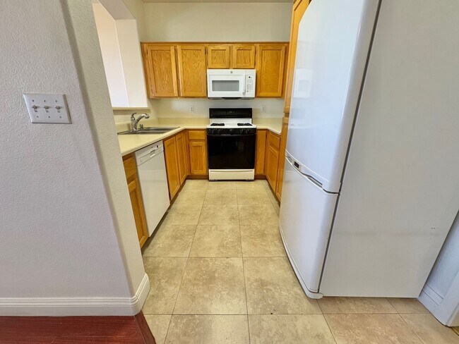 Building Photo - ** SUPER SUMMER SPECIAL!! $500 Off First Month's Rent**   Beautiful 2 bedroom townhome with 2 car...