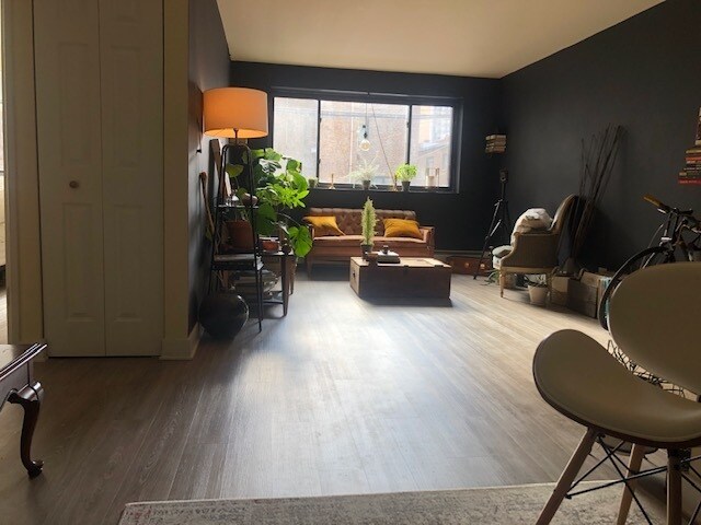 Building Photo - 421 W Barry Ave