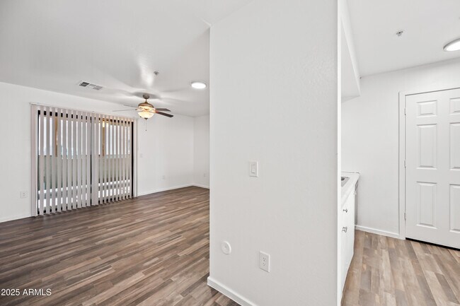 Foto del edificio - 3065 N 67th Ave
