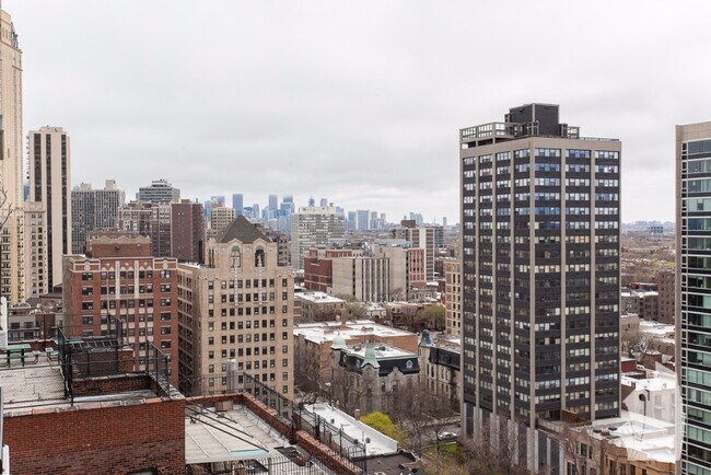 Foto del edificio - 2740 N Pine Grove Ave