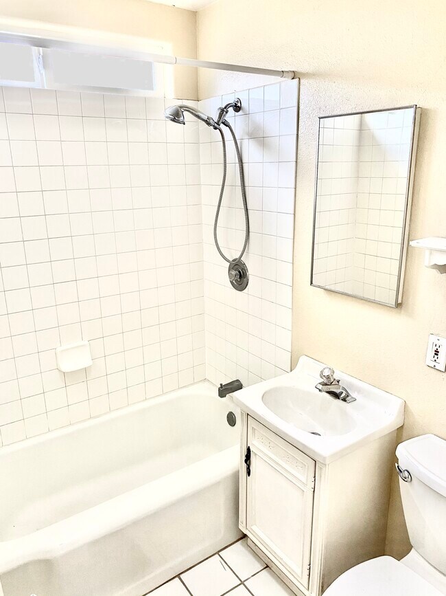 Bathroom - 4173 Hamilton St