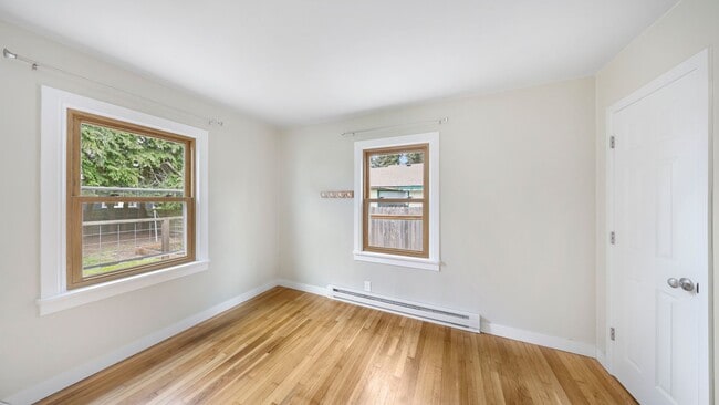 Building Photo - 2 Bed 1 Bath - Pet per Approval - NAS Whidbey