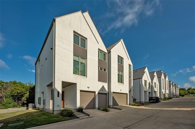 Building Photo - 2518 Sutherland St