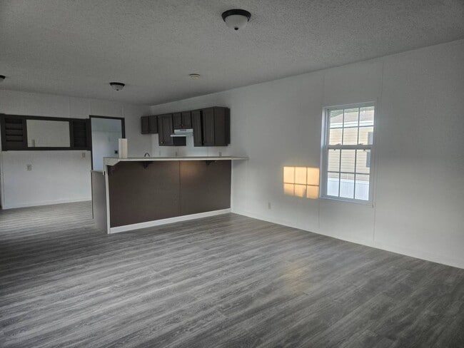 Foto del edificio - 1421 Cody Rd N