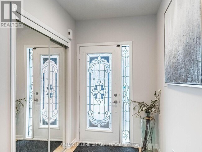 Building Photo - 9 Revelstoke Pl