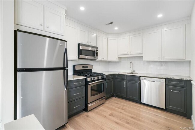 Foto del edificio - 150 N Bedford Rd