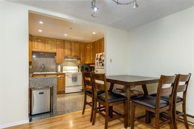 Foto del edificio - Well Located and Spacious 2 Bedroom 2 Bath Condo in Mountain View