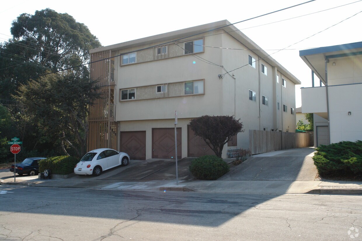 Building Photo - 900 San Antonio Ave
