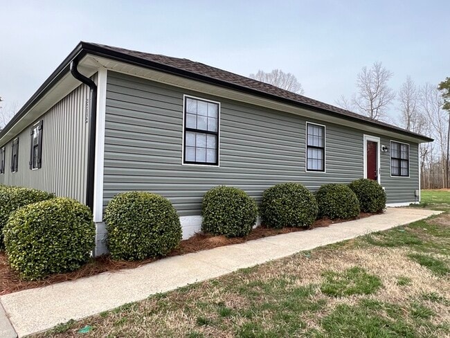 Building Photo - 305 Rustic Rd  REDUCED $25 APPLICATION FEE