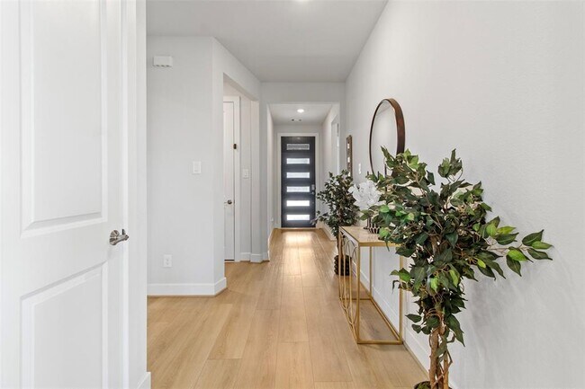 Building Photo - 9418 Dearborn Creek Dr