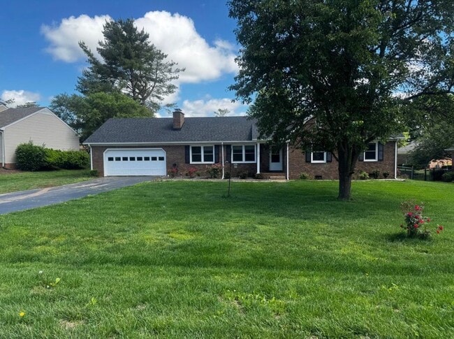 Building Photo - 806 Lois Ln