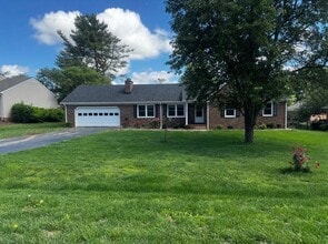 Building Photo - 806 Lois Ln