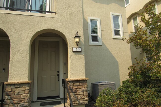 Building Photo - Beautiful End Unit 2 Bed, 2 Bath Condo in ...