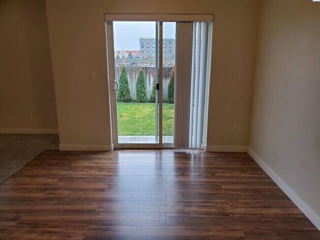 Building Photo - South Richland Townhouse