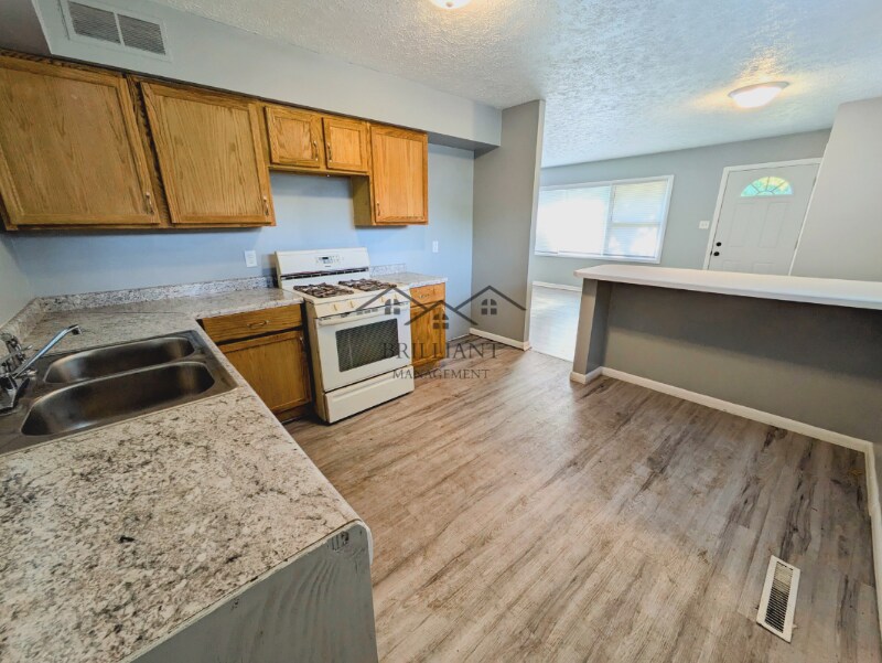 Primary Photo - 2255 N Graham Ave