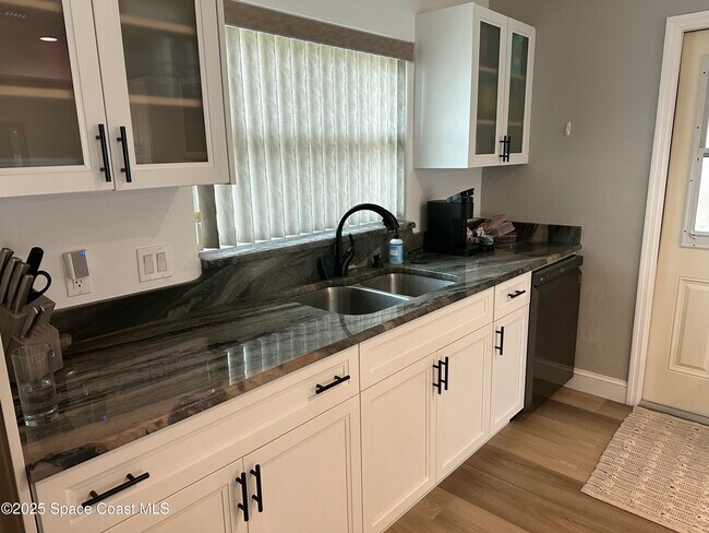 Foto del edificio - 574 Dianne Dr