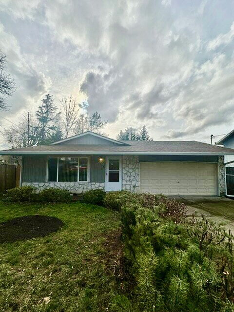 Foto principal - Ranch-Style Home, Large Fenced Yard