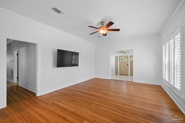 Building Photo - 1818 E Lakeview Ave