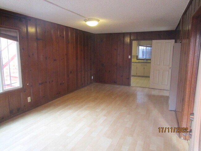liv - 1927 Barrett Ave