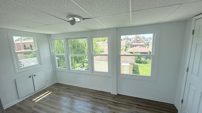Building Photo - 3030 N Oleander Ave