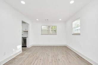 Building Photo - 1501 Maiden Ln