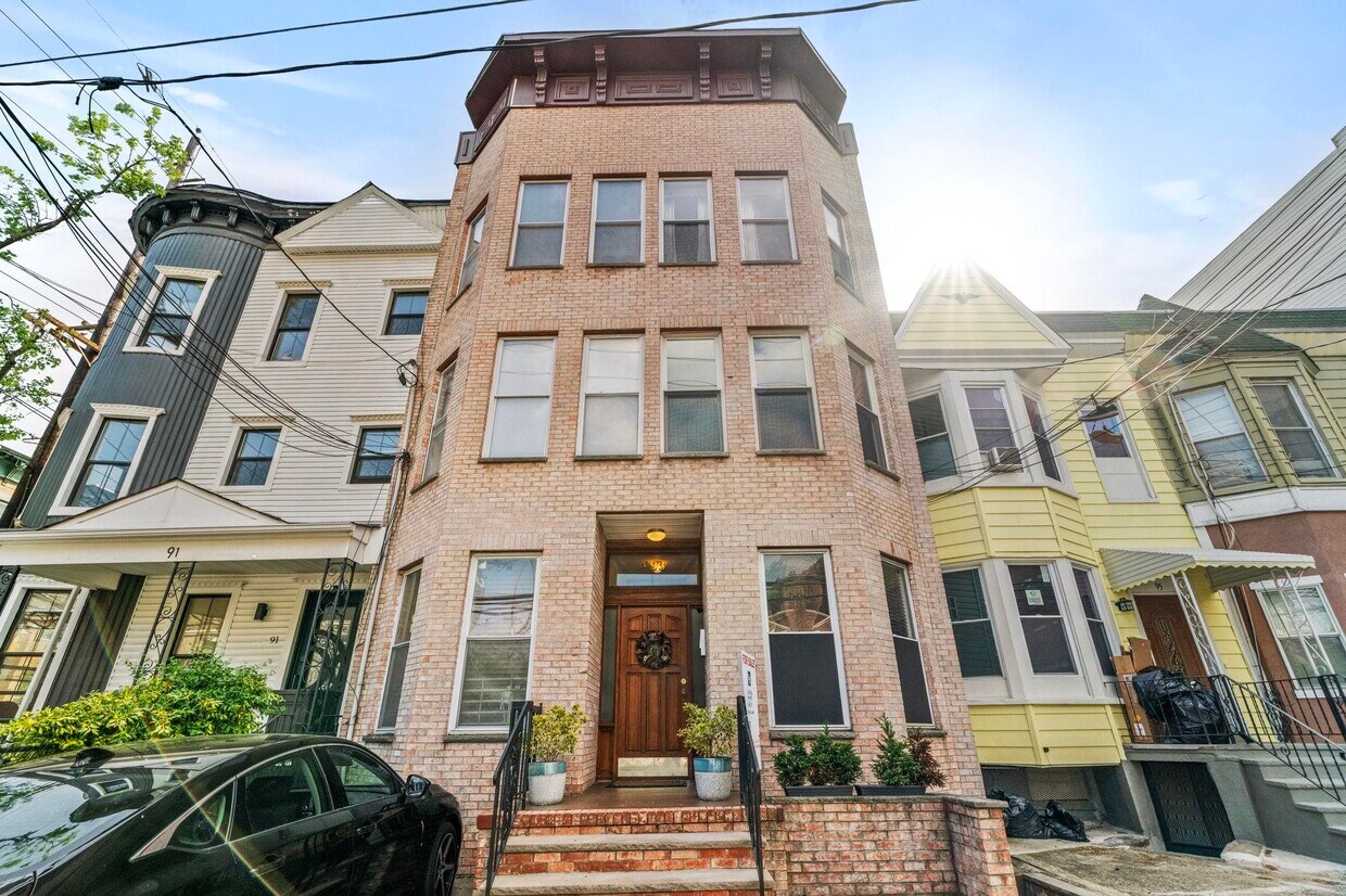 Primary Photo - 93 Magnolia Ave