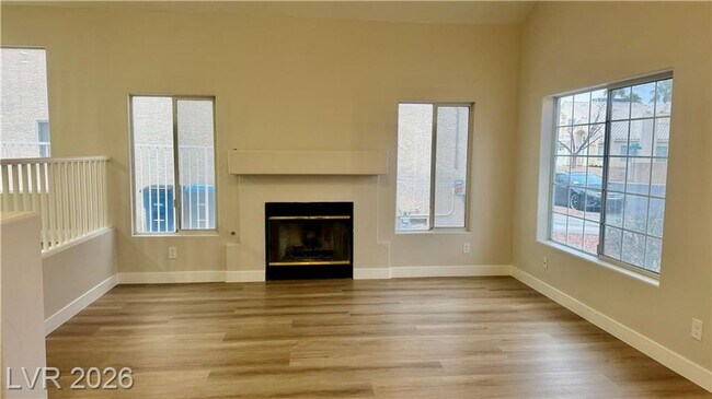 Foto del edificio - BEAUTIFUL OPEN FLOOR PLAN. 3 BEDROOMS, 2.5 BATHROOM. LOCATED SOUTHWEST. NEAR SHOPPING, SCHOOLS AN...