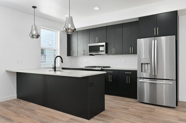 Photo - 567 W 620 N (Centerville, UT) Townhome