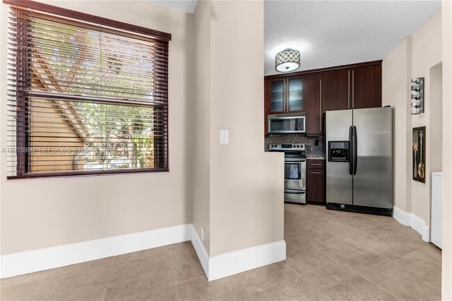 Building Photo - 15563 N Miami Lakeway