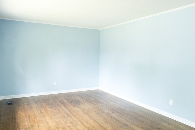 Building Photo - Introducing your ideal rental at 3625 Sunr...