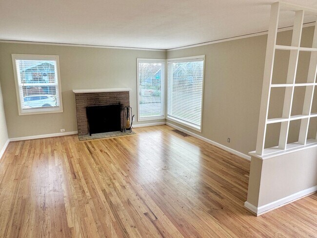 Foto del edificio - Rose City Park Neighborhood Quintessential Ranch Home on Corner Lot with Huge Basement, Fenced Ya...