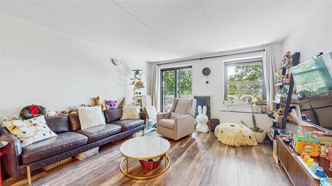 Foto del edificio - 1376 Midland Ave